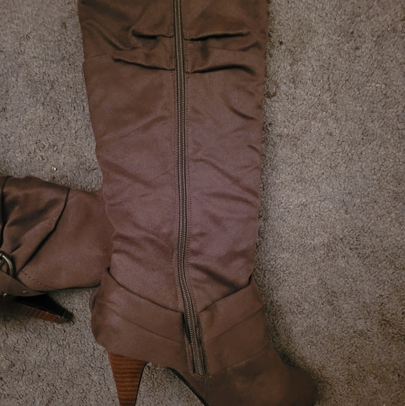 Brown knee high boots👢 - Picture 2 of 5